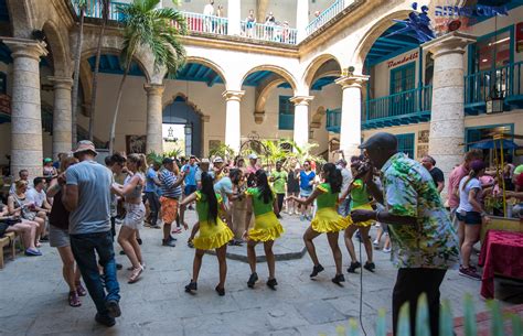 ¡El Carnaval de Cancún: Zazil y un Baile Inolvidable! Una Fusión Explosiva de Ritmos Latinos y Tradición Caribeña