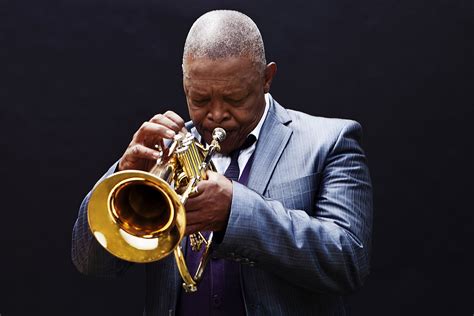 El Concierto Mágico de Hugh Masekela: Un Viaje Musical por Sudáfrica!