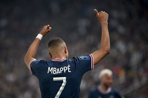 ¡La noche mágica de Encanto en París con Kylian Mbappé! Una celebración futbolística con un toque francés único